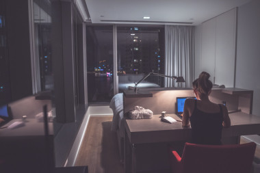 年轻女子在办公室超负荷工作