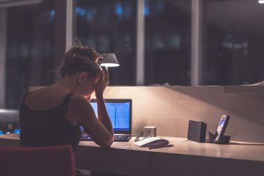 頭痛的年輕女人