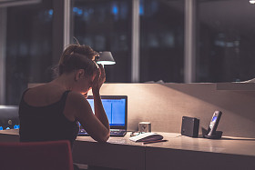 头痛的年轻女人