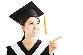 年轻女性毕业学生指向和看照片