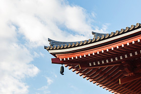 寺庙屋顶与蓝蓝的天空
