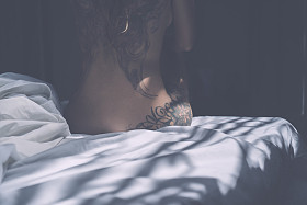 后面一个年轻女孩与一个纹身