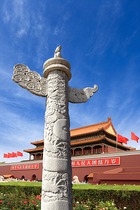 在宫殿前竖立的观赏列图片