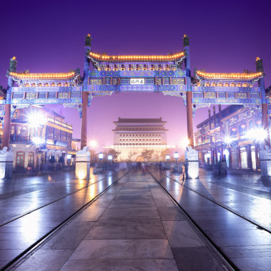 北京傳統(tǒng)購(gòu)物街在晚上