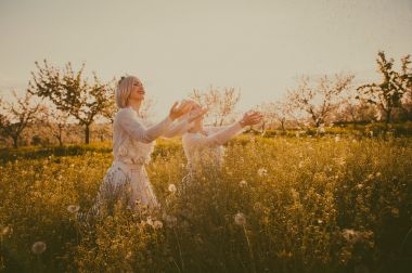 双胞胎女孩伸展向天空的手图片 双胞胎女孩伸展向天空的手图片