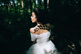 美丽性感的新娘，在森林