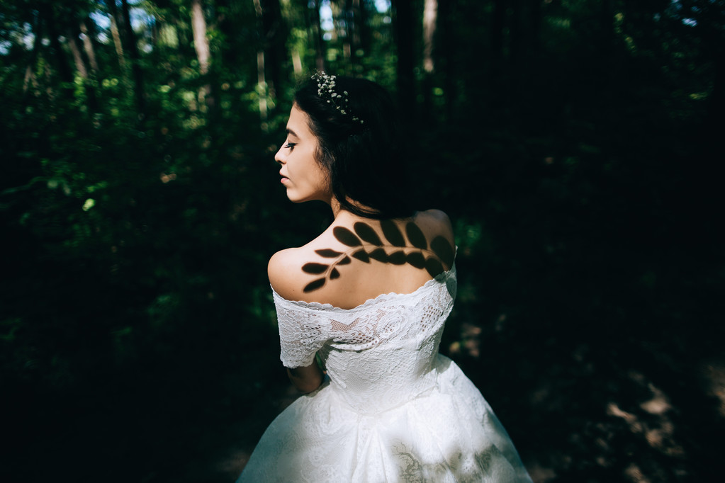 美丽性感的新娘,在森林 美丽性感的新娘,在森林