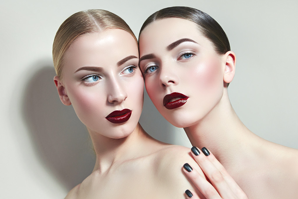 姐妹们。布鲁内特和金发女郎 姐妹们。布鲁内特和金发女郎