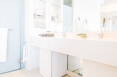 白色的美麗豪華浴缸圖片