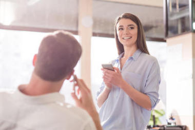 積極的同事用手機交談圖片