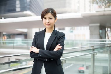 在商務套裝的年輕亞洲女商人