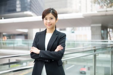 在商务套装的年轻亚洲女商人 在商务套装的年轻亚洲女商人