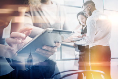 業(yè)務(wù)團(tuán)隊(duì)工作流程。雙曝光照片專業(yè)船員工作與新的啟動(dòng)項(xiàng)目。投資經(jīng)理會(huì)議。分析筆記本電腦的業(yè)務(wù)計(jì)劃。模糊，薄膜和散景效果。水平