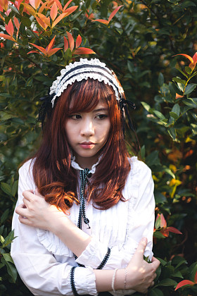 迷人的亚洲女孩，在日本女仆服装