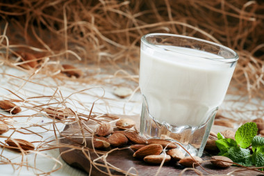 杏仁及牛奶，老木背景