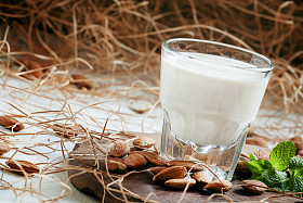 杏仁及牛奶，老木背景