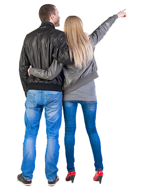 指着沃尔玛对年轻的夫妇回视图 （女人和男人)