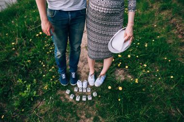 在綠色草地上的幾雙腿照片