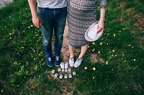 在绿色草地上的几双腿照片