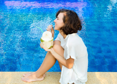 女人用新鲜椰子