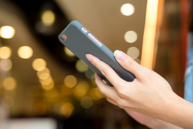 使用智能手機(jī)的女人圖片