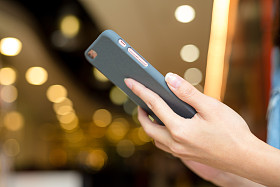 使用智能手机的女人图片