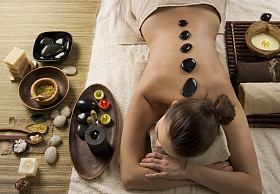 spa 的女人。热石按摩