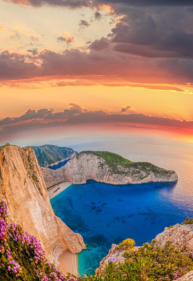 Zakyn 的 Navagio 海滩的沉船与反对日落花