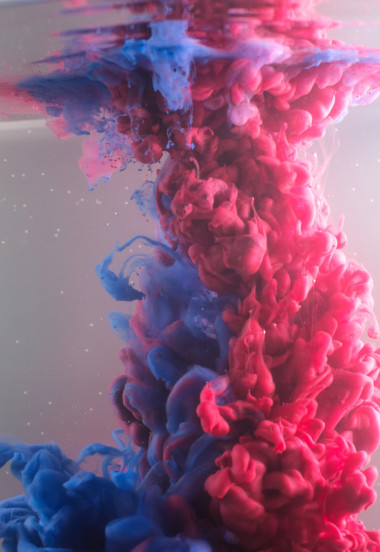 墨水在水中。彩虹的顏色.圖片