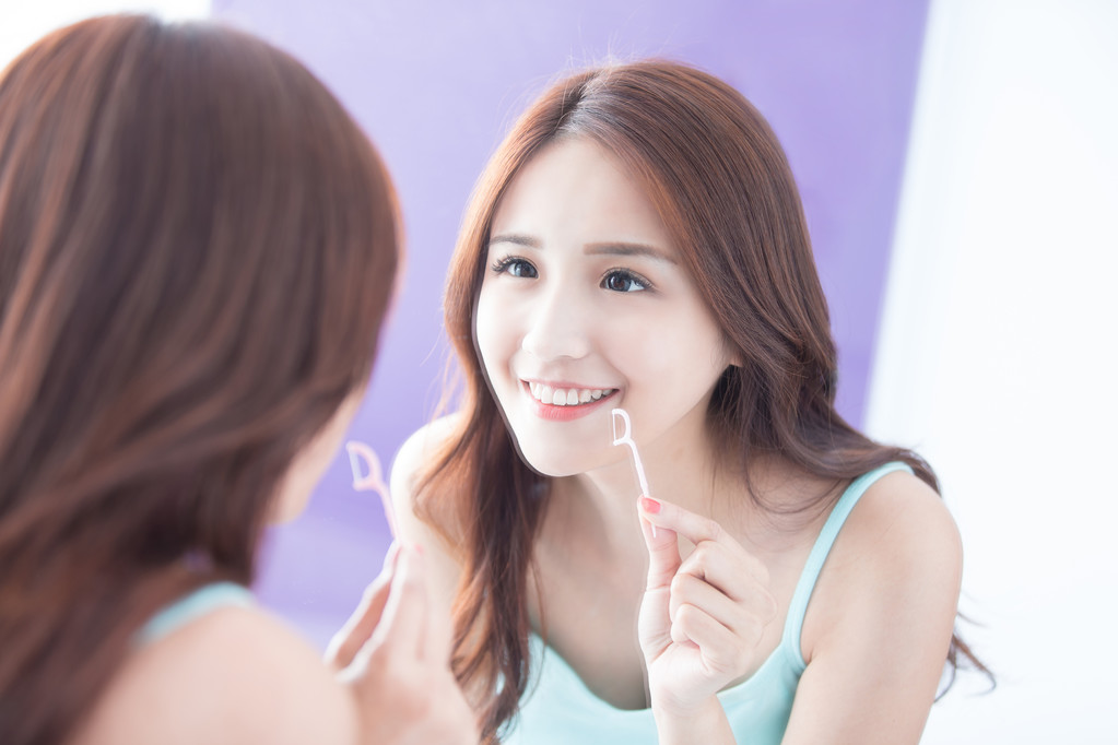 微笑牙齿牙线的女人