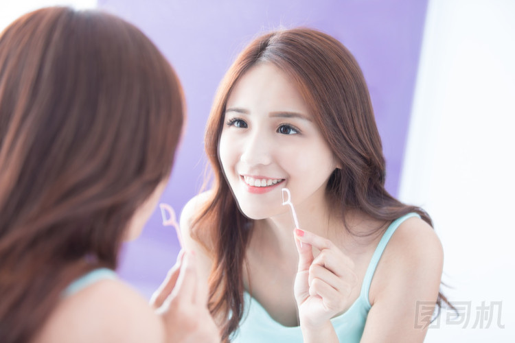微笑牙齒牙線的女人