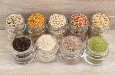 各種香料和谷物木制背景圖片