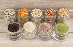 各种香料和谷物木制背景图片