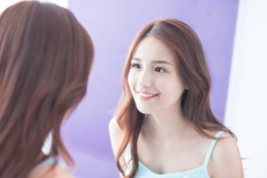 微笑的女人看鏡子圖片