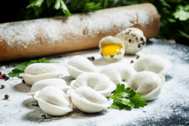 用桌子上的碎肉餃子  圖片