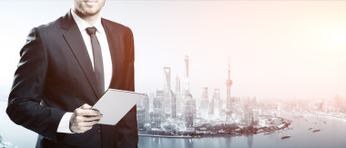 二次曝光的商人与平板电脑图片