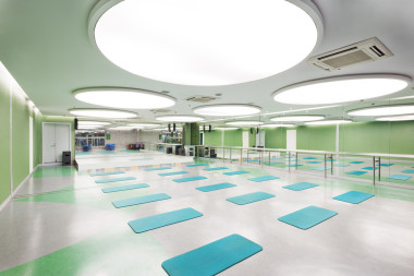 裝飾和設(shè)計(jì)的在健身房瑜伽室圖片