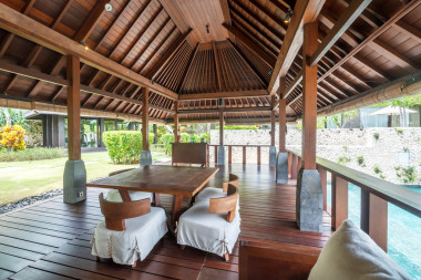 木制家具館在院子里照片