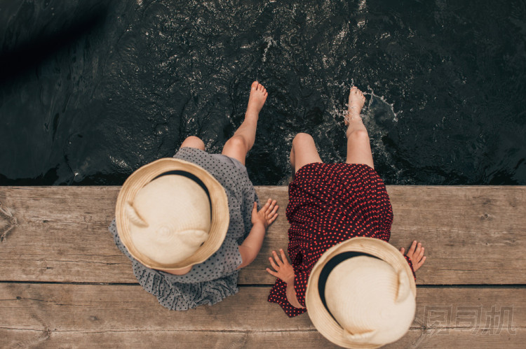 年輕女孩浸腳在湖中