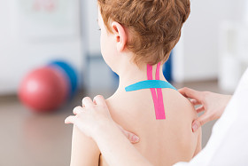 儿科的理疗和 kinesiotaping