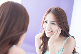 微笑的女人看镜子