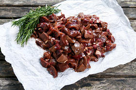 原肾都在弄皱的纸，装饰着迷迭香