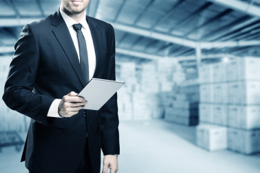 二次曝光的商人與平板電腦