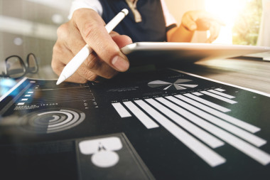 網(wǎng)站設(shè)計師工作數(shù)字平板電腦和與電腦筆記本