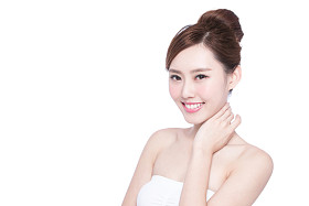 美丽的女人笑着 