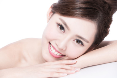 亞洲有魅力的女人微笑 