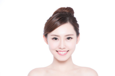 美麗的女人笑著 