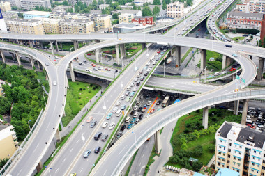 立交橋和很多車