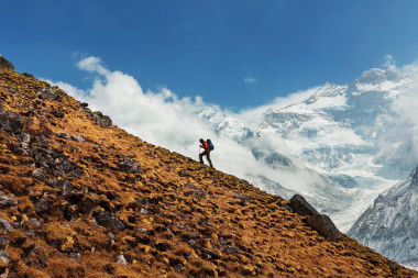 喜马拉雅山的徒步旅行者.图片