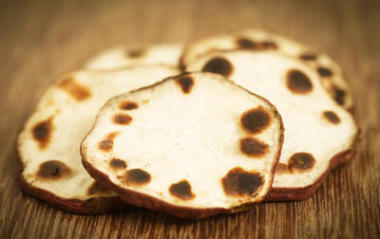 在木質(zhì)表面上烤的山藥